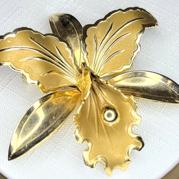Unsigned Brooch Two Toned Gold Colored Large Iris Brooch - Picture 3 of 14
